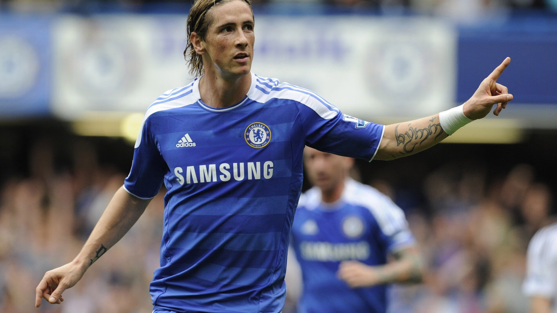 爱游戏官方入口-日本联赛球员进球后翻越围栏庆祝